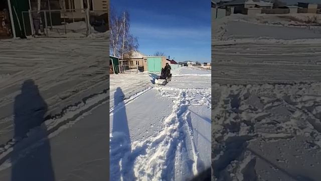 Снег, много снега... Лопатой столько не скидать... смотреть онлайн
