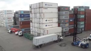 Погрузчик для контейнеров ричкастер, работа в морском порту