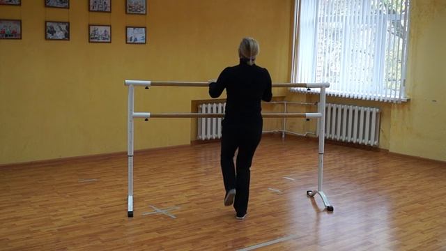 Онлайн видео урок по хореографии "Подъем на полупальцы" движение у станка смотреть онлайн