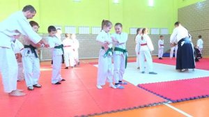 Айкидо для детей. Занятия айкидо. Супер Аня занимается Айкидо. Синий пояс