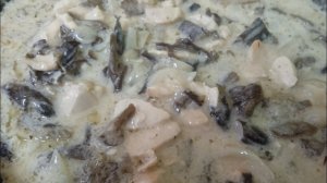 Бефстроганов  с курицей и грибами. Очень вкусно и быстро.
