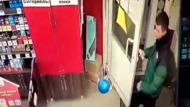 Подозреваемый в краже денег с банковской карты попал на видео смотреть онлайн