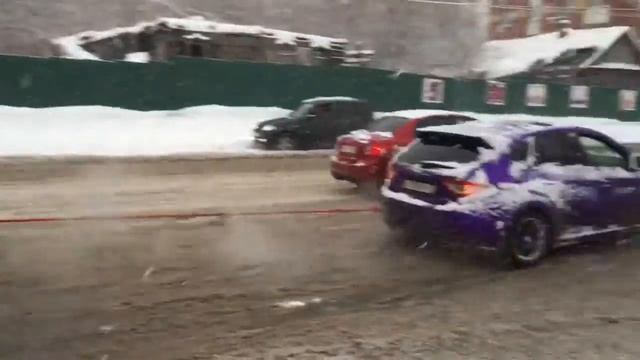 Subaru Impreza тянет фуру с сугроба смотреть онлайн