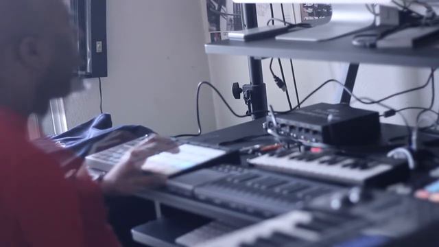 Dee Dot Maschine Mikro MK3 beat making with soul sample смотреть онлайн
