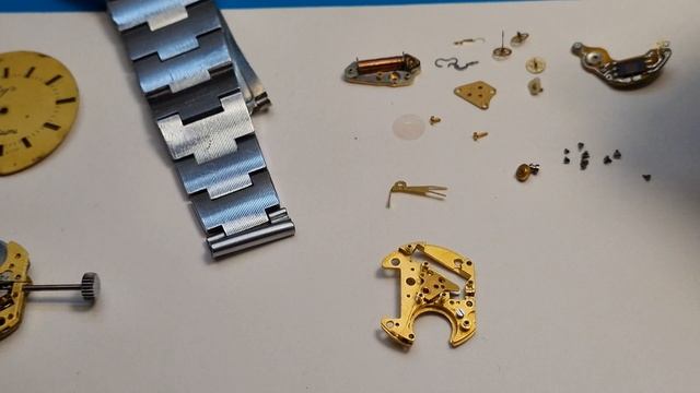 При сборке механизма,кварцевые часы стали идти в обратную сторону. смотреть онлайн