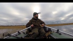 ОХОТА на УТОК поздней осенью на большом озере. Кряквы и свиязи.