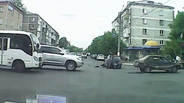 Авария в г.Петропавловск СКО 10.06.16 на углу улиц Интернациональная и Ауэзова смотреть онлайн