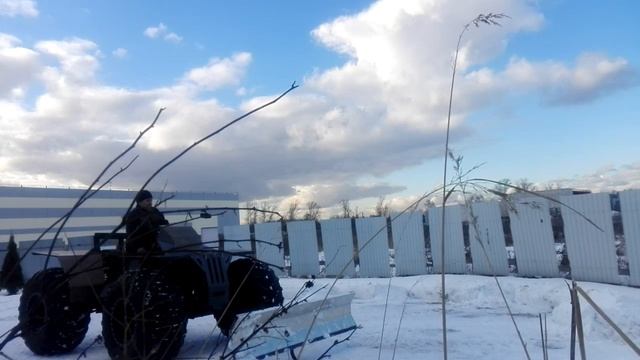 Чистка снега самодельным отвалом,упала камера,небольшой обзор. смотреть онлайн