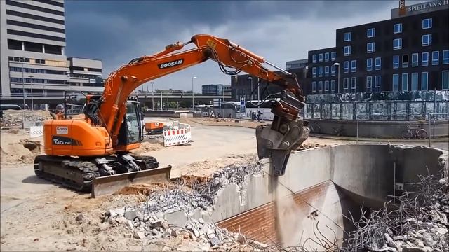 Concrete Demolition in Germany - Cracker/Crusher Steel Jaw смотреть онлайн