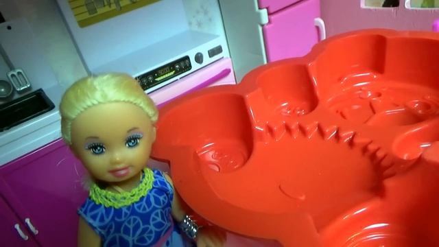 ЖЕЛЕЙНЫЙ МЕДВЕДЬ НА УЖИН. КАТЯ И МАКС ВЕСЕЛАЯ СЕМЕЙКА #Мультики с куклами #Барбимультики смотреть онлайн