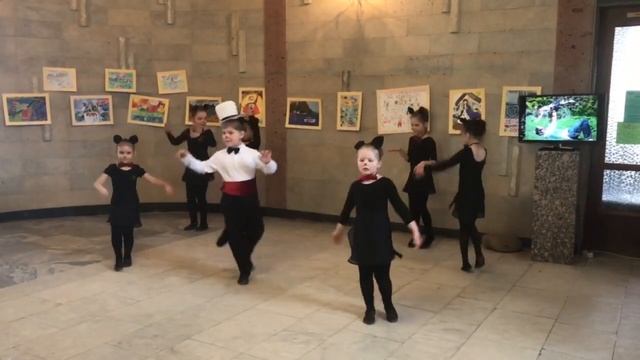 Кошки и кот, библиотека, День семьи смотреть онлайн