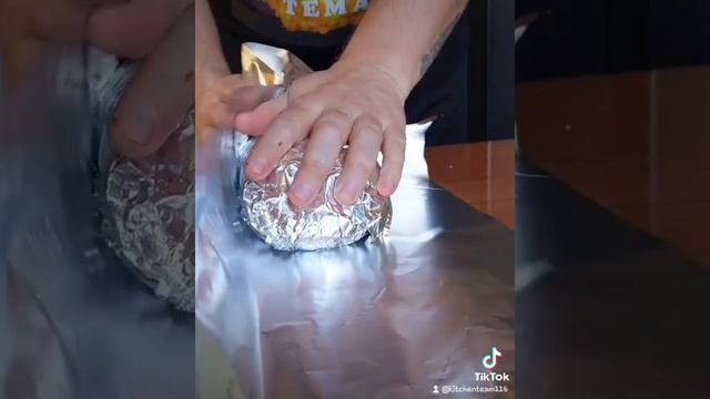 Рулет из свиной шеи с черносливом