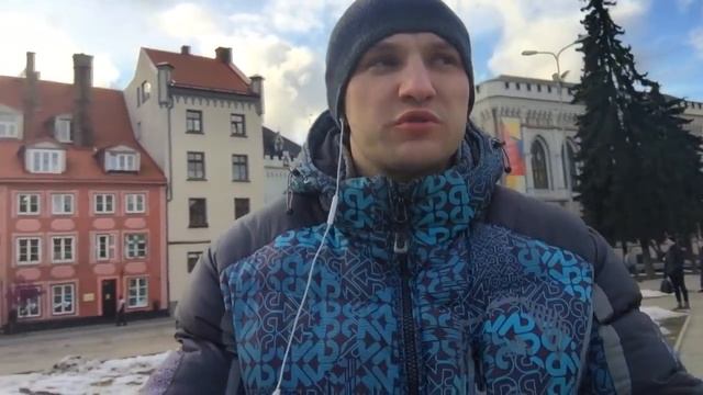 Когда цветок распускается, пчелы сами на него прилетают. Видео из Риги, Латвия смотреть онлайн