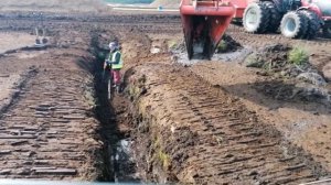 Осушение торфяника.Excavator digging.