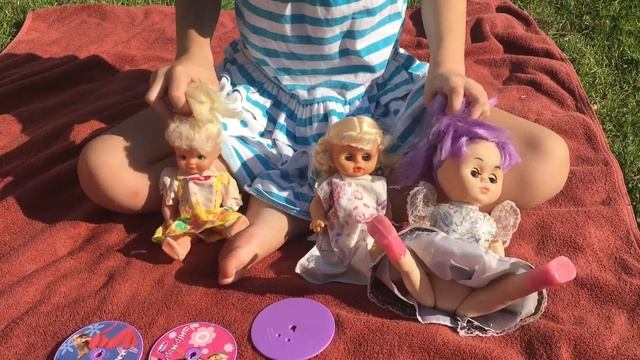 Алиса на даче играет в куклы Alice plays with dolls in the country смотреть онлайн