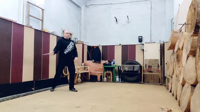 Метание ножа в 1 оборот хватом за рукоять с использованием импульса от тела