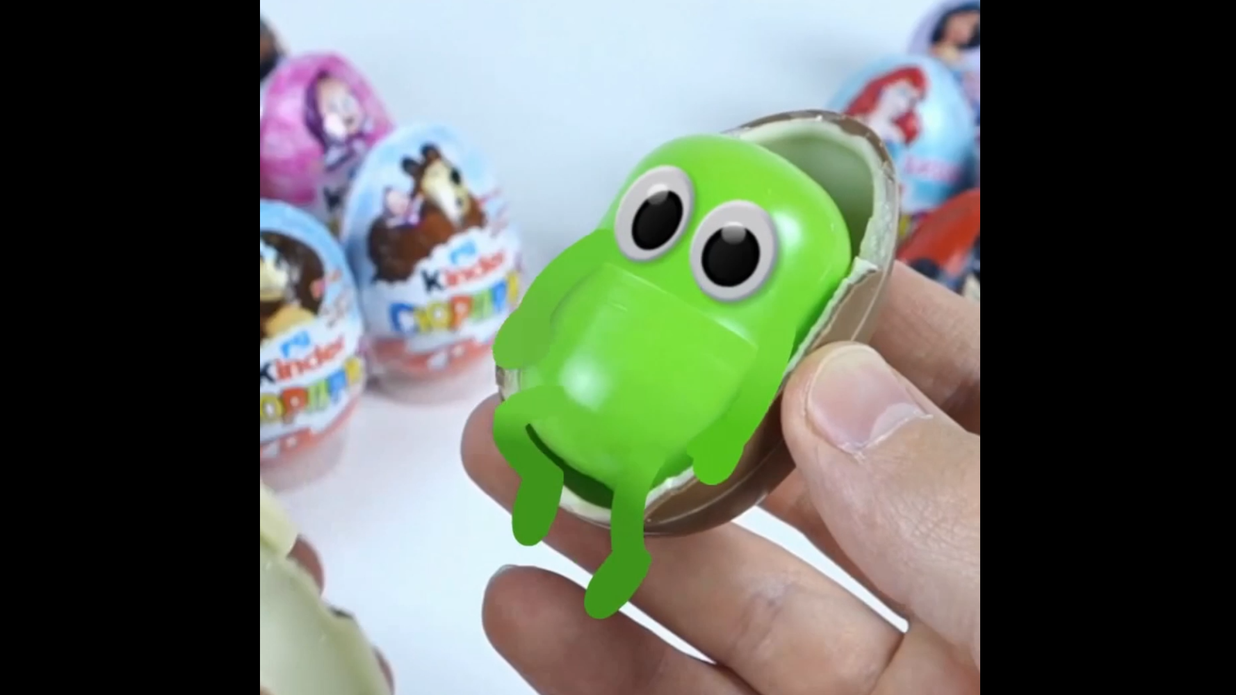 Зеленая Живая Капсула хотела убежать от меня, но угодила в чашку с чаем. смотреть онлайн