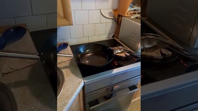 Жарка карасей в чугунном Воке ( на индукционной плите )!!! Супер быстро - Очень вкусно!!! смотреть онлайн