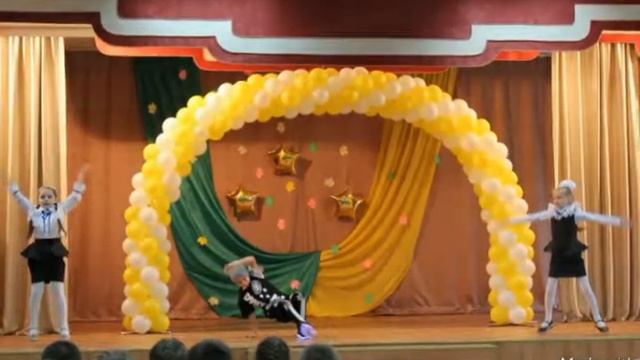 Праздник лицея номер 1 самая известная школа для первоклассников 1 A 1 B 1 в 1 г поэт пятиклашки смотреть онлайн