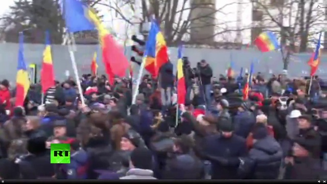 В Кишиневе десятки тысяч митингующих требуют роспуска парламента смотреть онлайн