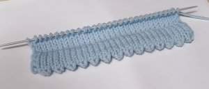 Аккуратный наборный зубчатый край спицами.