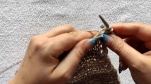 Свитер со спущенным плечом, спицами