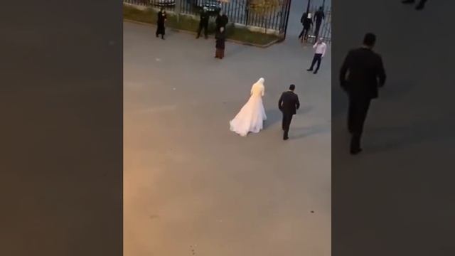 Перед свадьбой молодожены пришли за благословением матери смотреть онлайн