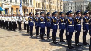 Рота Почетного караула проходит перед новым президентом Украины Порошенко