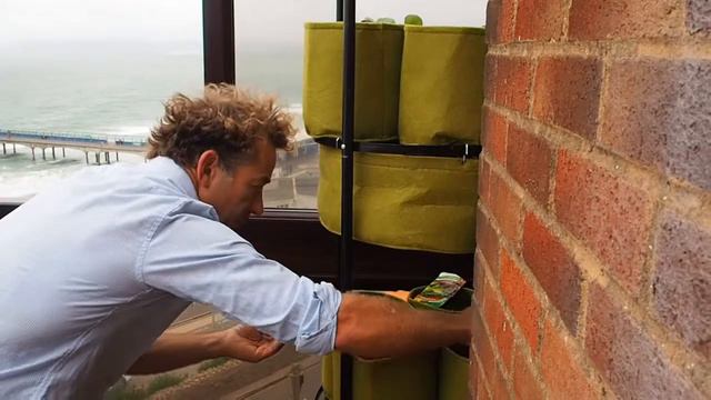Grow loads of veg in a small space: self watering planter is ideal for balconies, patios & terraces смотреть онлайн