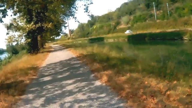 На велосипеде вдоль канала реки Гаронна смотреть онлайн