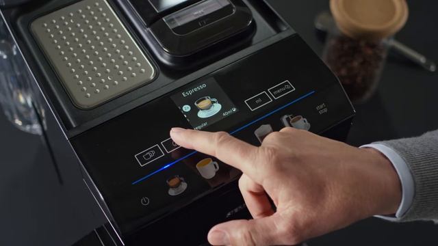 Navigere i menyen på din Siemens EQ.500 espressomaskin смотреть онлайн