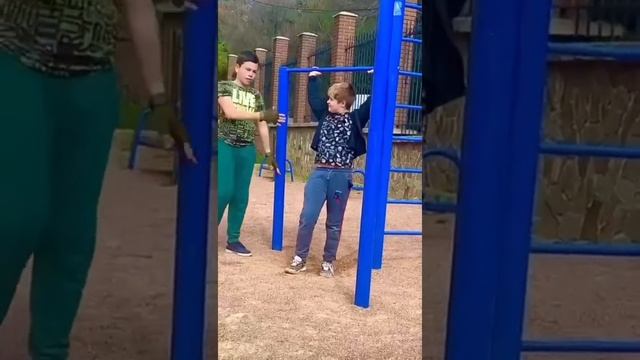 Кувырок вперёд на турнике обучалка смотреть онлайн