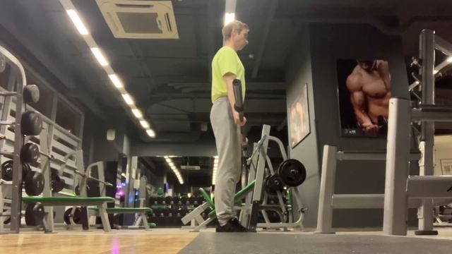 Сгибание кисти со штангой стоя и скатыванием грифа на фаланги пальцев (Wrist curls with rolling bar смотреть онлайн