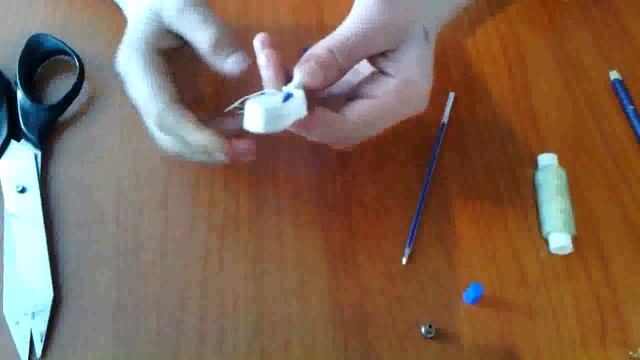 как сделать стреляющий пистолет из ручки смотреть онлайн