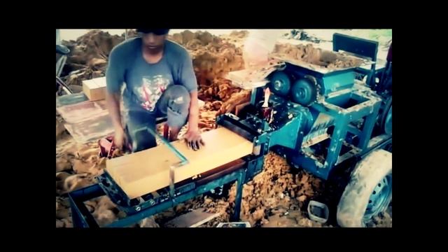 НЕВЕРОЯТНЫЙ СТАНОК ДЛЯ ИЗГОТОВЛЕНИЯ КИРПИЧЕЙ! Кирпичи своими руками смотреть онлайн