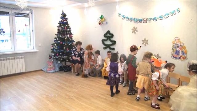 Новогодний праздник. Клуб Знайка. Младшая группа. смотреть онлайн