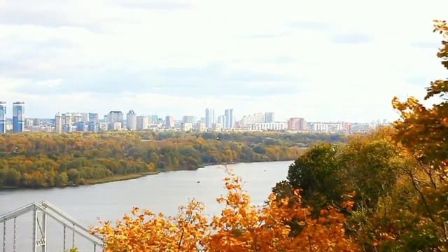 Осень в Киеве - Мариинский Парк, новый стеклянный пешеходный мост, мостик влюбленных смотреть онлайн