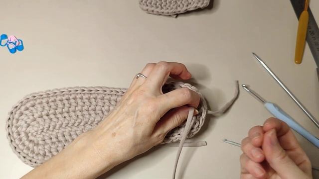КАК СВЯЗАТЬ ВЕРХ ДЛЯ ТАПОЧЕК СПИЦАМИ | ЭЛАСТИЧНЫЙ ВЕРХ смотреть онлайн