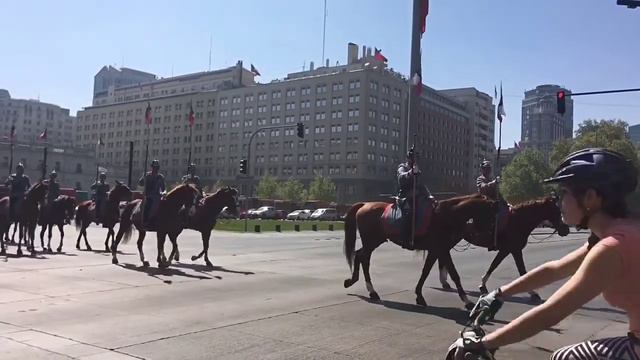Pase de Carabineros a Caballo 18 de septiembre, Santiago de Chile смотреть онлайн