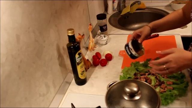 Салат с тунцом, яйцом и помидорами смотреть онлайн