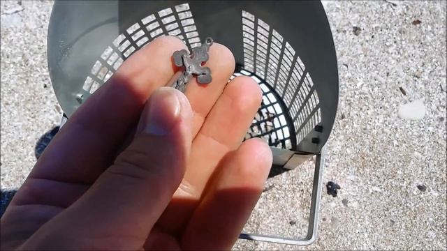 Поиск с металлоискателем потеряшек на пляже! Крестик и куча ходячки!