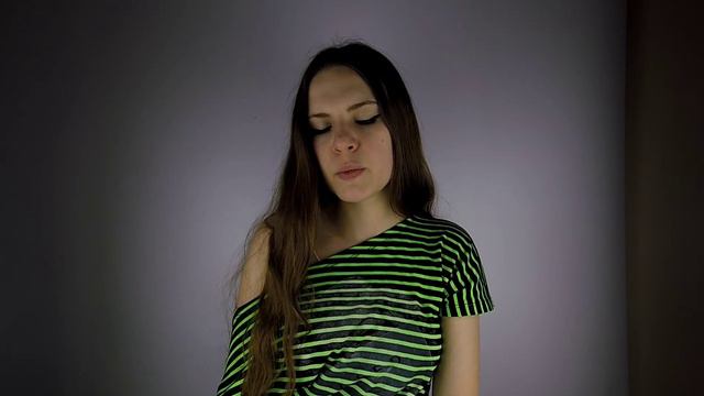 Сломала пальцы , чтобы не звонить .... смотреть онлайн