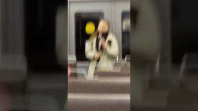 Девушка  с красивым голосом поет в  московской электричке