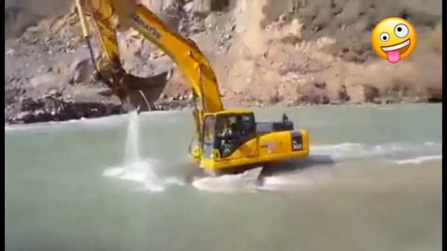 Необычный способ помыть гусеничный экскаватор! смотреть онлайн