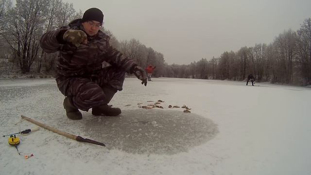 Первый лед 2017-18. Бешеный клев окуня. Отчет о рыбалке. смотреть онлайн
