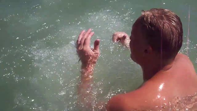 Валера, Жанна и Славик купаются в Чёрном море в Одессе, на пляже "Ланжерон". смотреть онлайн