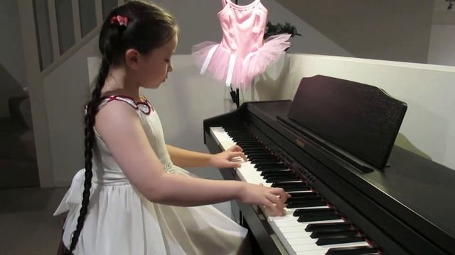 Peter Tchaikovsky, Dance of the Little Swans from The Swan Lake. Performed by Julia Rozenkova. смотреть онлайн