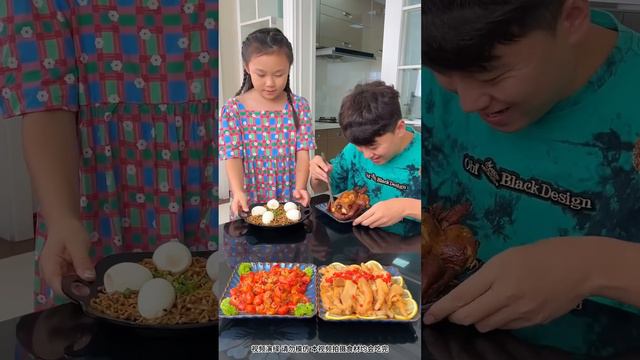 Funny couple eating show：My daughter and I finished everything we had to eat. смотреть онлайн