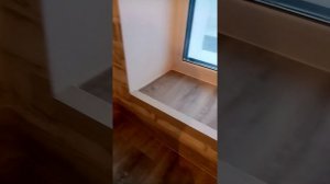 Порог выхода на балкон из виниловый плитки.