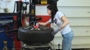 Травит воздух между бортом шины и ободом диска? Герметик - уплотнитель ТЕСН №735 устранит утечку.